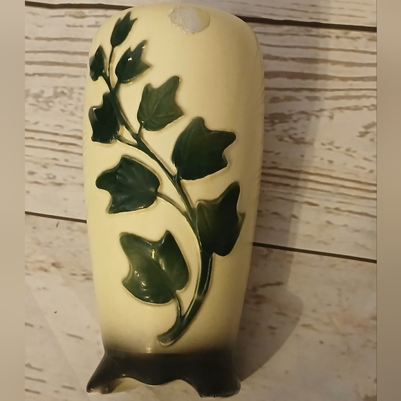 Royal Copley Vintage Footed Cream Vase with Green Ivy Design - Picture 8 of 8